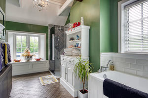 Main Bathroom- click for photo gallery